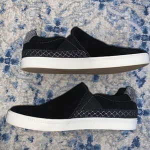 Earth Origins Black suede shoe.  Size 9.5